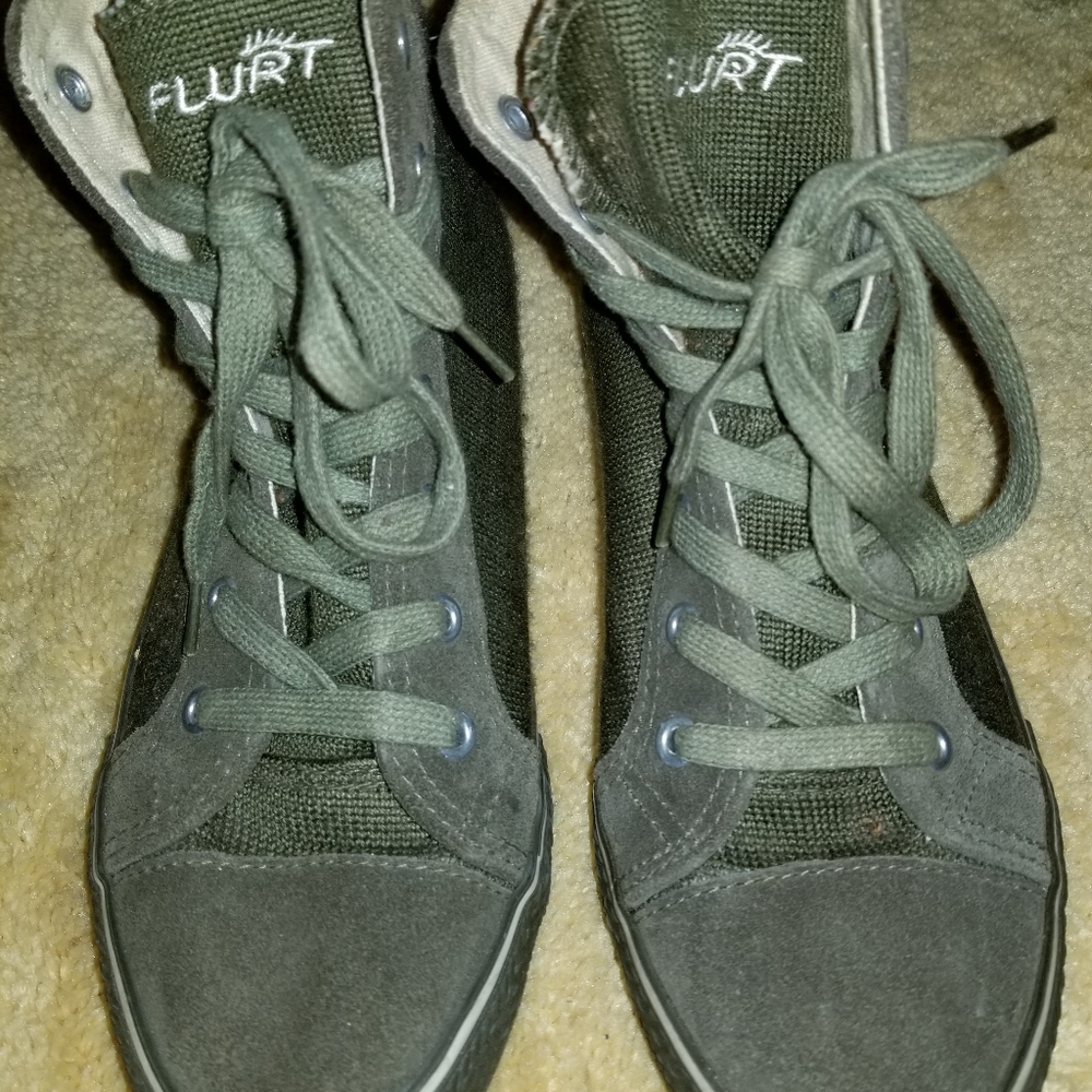 Shoes - Picture 2 of 4